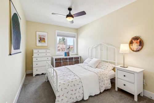 2205 3 Avenue Nw, Calgary, AB - Indoor Photo Showing Bedroom