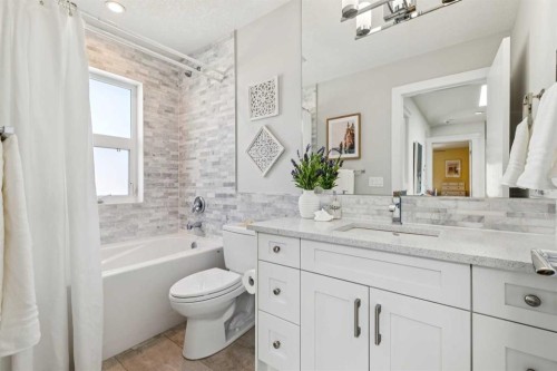 2205 3 Avenue Nw, Calgary, AB - Indoor Photo Showing Bathroom