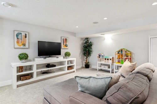2205 3 Avenue Nw, Calgary, AB - Indoor Photo Showing Living Room