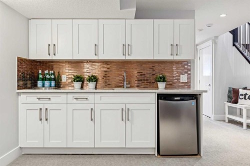 2205 3 Avenue Nw, Calgary, AB - Indoor Photo Showing Kitchen