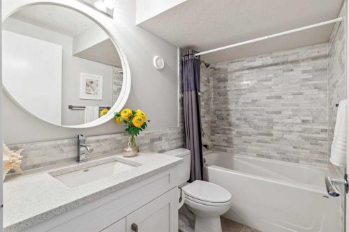 2205 3 Avenue Nw, Calgary, AB - Indoor Photo Showing Bathroom