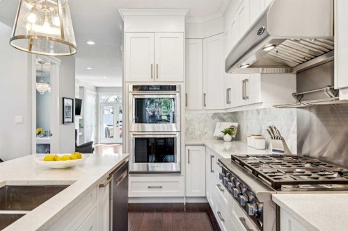 2205 3 Avenue Nw, Calgary, AB - Indoor Photo Showing Kitchen With Upgraded Kitchen