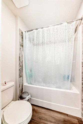 82 Magnolia Court Se, Calgary, AB - Indoor Photo Showing Bathroom