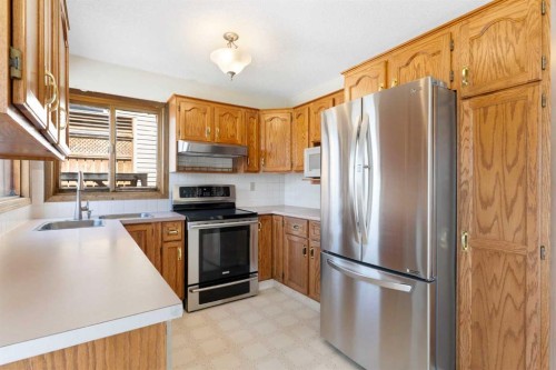 190 Hawkville Close Nw, Calgary, AB - Indoor Photo Showing Kitchen
