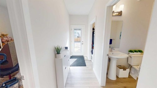 115 Magnolia Drive Se, Calgary, AB - Indoor Photo Showing Bathroom