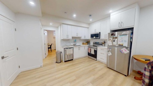 115 Magnolia Drive Se, Calgary, AB - Indoor Photo Showing Kitchen