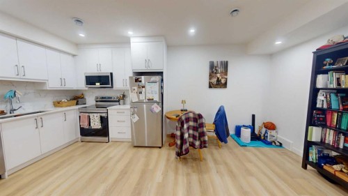 115 Magnolia Drive Se, Calgary, AB - Indoor Photo Showing Kitchen
