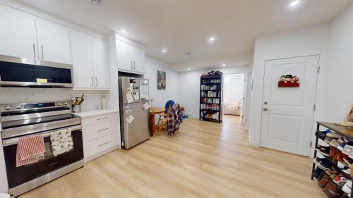 115 Magnolia Drive Se, Calgary, AB - Indoor Photo Showing Kitchen