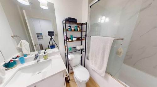 115 Magnolia Drive Se, Calgary, AB - Indoor Photo Showing Bathroom