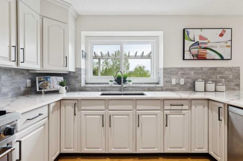 52 Christie Knoll Heights Sw, Calgary, AB - Indoor Photo Showing Kitchen