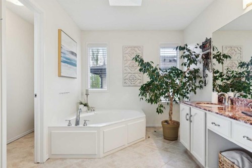 52 Christie Knoll Heights Sw, Calgary, AB - Indoor Photo Showing Bathroom