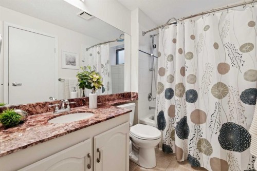 52 Christie Knoll Heights Sw, Calgary, AB - Indoor Photo Showing Bathroom