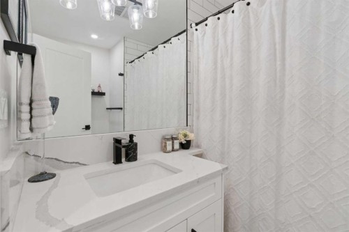 691 Brookpark Drive Sw, Calgary, AB - Indoor Photo Showing Bathroom