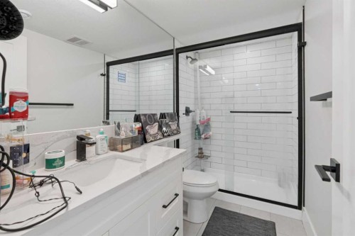 691 Brookpark Drive Sw, Calgary, AB - Indoor Photo Showing Bathroom