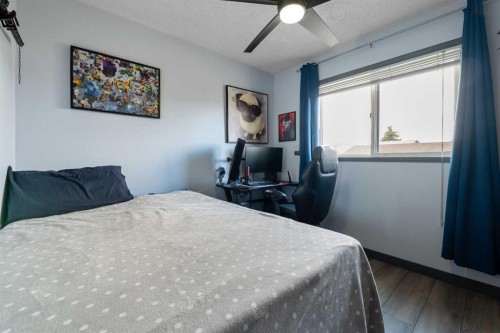 11 Woodside Circle, Airdrie, AB - Indoor Photo Showing Bedroom