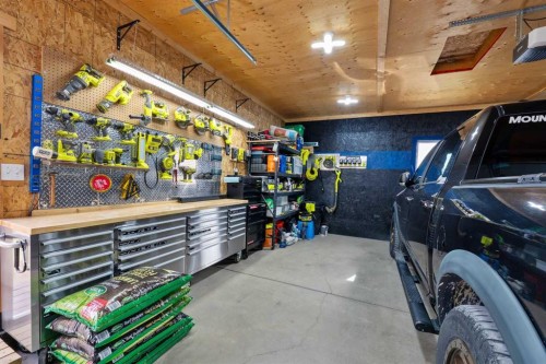 11 Woodside Circle, Airdrie, AB - Indoor Photo Showing Garage