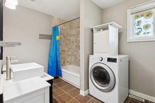 1002-2520 Palliser Drive Sw, Calgary, AB - Indoor Photo Showing Laundry Room