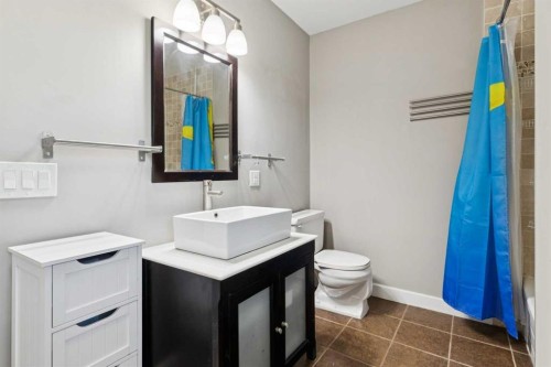 1002-2520 Palliser Drive Sw, Calgary, AB - Indoor Photo Showing Bathroom