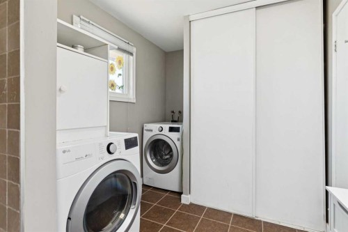 1002-2520 Palliser Drive Sw, Calgary, AB - Indoor Photo Showing Laundry Room
