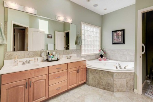 180 Sierra Morena Landing Sw, Calgary, AB - Indoor Photo Showing Bathroom