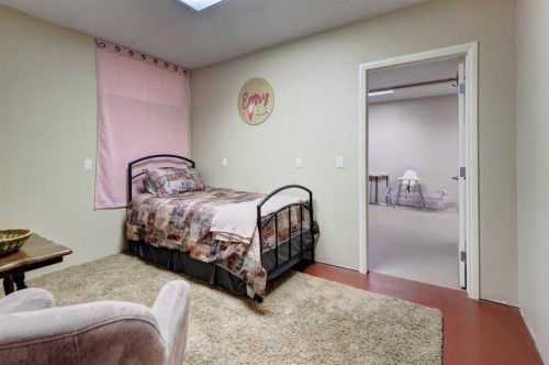 180 Sierra Morena Landing Sw, Calgary, AB - Indoor Photo Showing Bedroom