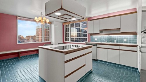 1002A-500 Eau Claire Avenue Sw, Calgary, AB - Indoor Photo Showing Kitchen