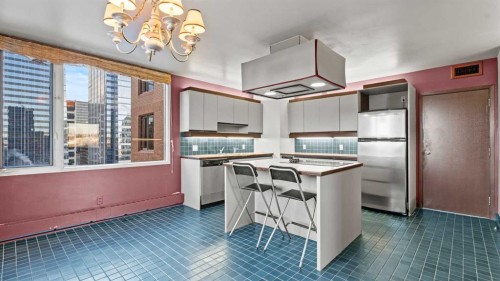 1002A-500 Eau Claire Avenue Sw, Calgary, AB - Indoor Photo Showing Kitchen