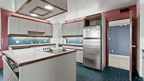 1002A-500 Eau Claire Avenue Sw, Calgary, AB - Indoor Photo Showing Kitchen