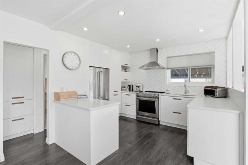 402 8A Street Ne, Calgary, AB - Indoor Photo Showing Kitchen With Stainless Steel Kitchen With Upgraded Kitchen