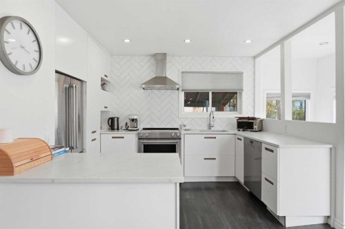 402 8A Street Ne, Calgary, AB - Indoor Photo Showing Kitchen