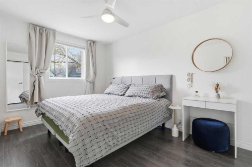 402 8A Street Ne, Calgary, AB - Indoor Photo Showing Bedroom