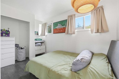 402 8A Street Ne, Calgary, AB - Indoor Photo Showing Bedroom