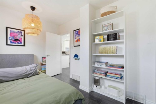 402 8A Street Ne, Calgary, AB - Indoor Photo Showing Bedroom