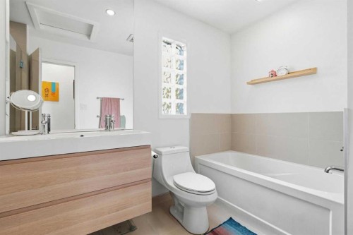 402 8A Street Ne, Calgary, AB - Indoor Photo Showing Bathroom