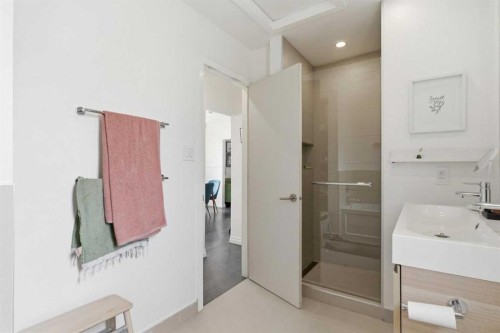402 8A Street Ne, Calgary, AB - Indoor Photo Showing Bathroom
