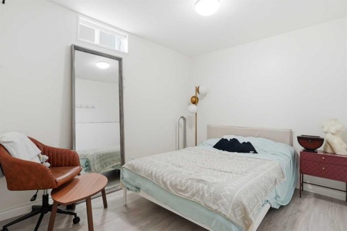402 8A Street Ne, Calgary, AB - Indoor Photo Showing Bedroom