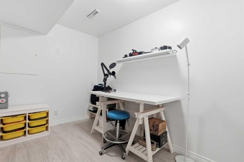 402 8A Street Ne, Calgary, AB - Indoor
