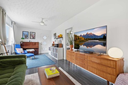 402 8A Street Ne, Calgary, AB - Indoor Photo Showing Living Room