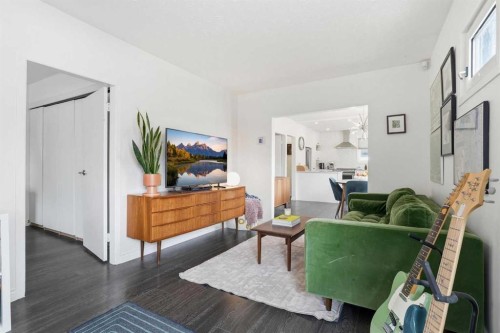 402 8A Street Ne, Calgary, AB - Indoor Photo Showing Living Room