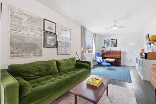 402 8A Street Ne, Calgary, AB - Indoor Photo Showing Living Room