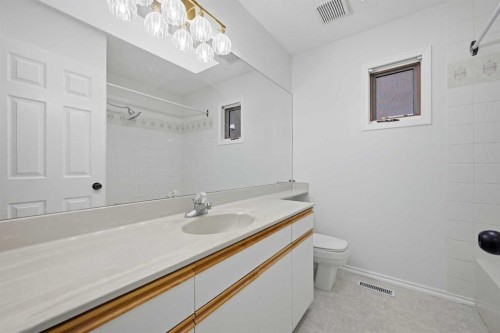 924 19 Avenue Nw, Calgary, AB - Indoor Photo Showing Bathroom