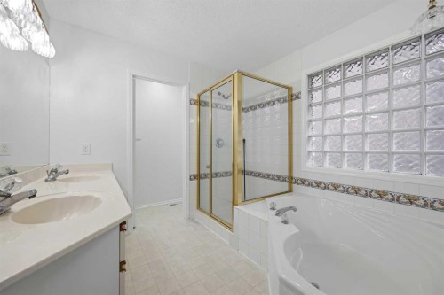 924 19 Avenue Nw, Calgary, AB - Indoor Photo Showing Bathroom