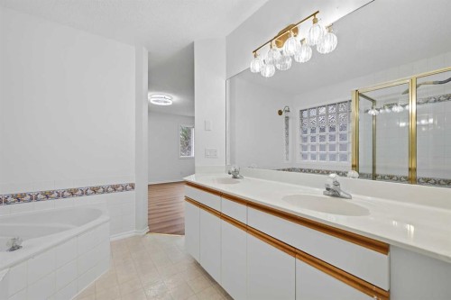 924 19 Avenue Nw, Calgary, AB - Indoor Photo Showing Bathroom