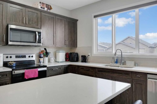 32 Seton Row Se, Calgary, AB - Indoor Photo Showing Kitchen