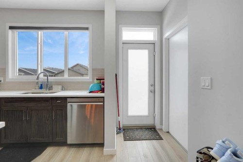 32 Seton Row Se, Calgary, AB - Indoor Photo Showing Kitchen