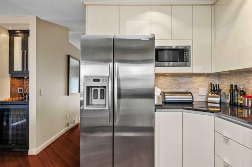 91 Sun Valley Drive Se, Calgary, AB - Indoor Photo Showing Kitchen With Upgraded Kitchen