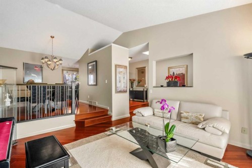 91 Sun Valley Drive Se, Calgary, AB - Indoor Photo Showing Living Room