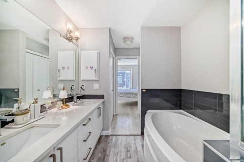 220-7 Westpark Common Sw, Calgary, AB - Indoor Photo Showing Bathroom