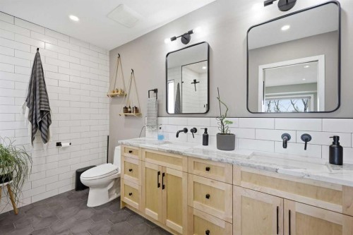2712 22 Street Sw, Calgary, AB - Indoor Photo Showing Bathroom