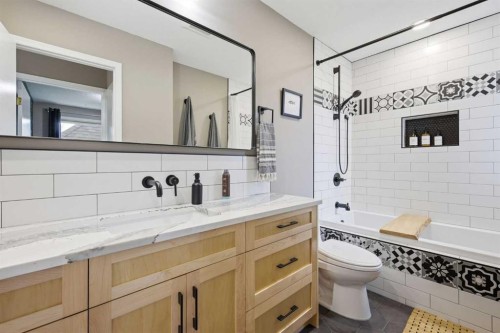 2712 22 Street Sw, Calgary, AB - Indoor Photo Showing Bathroom